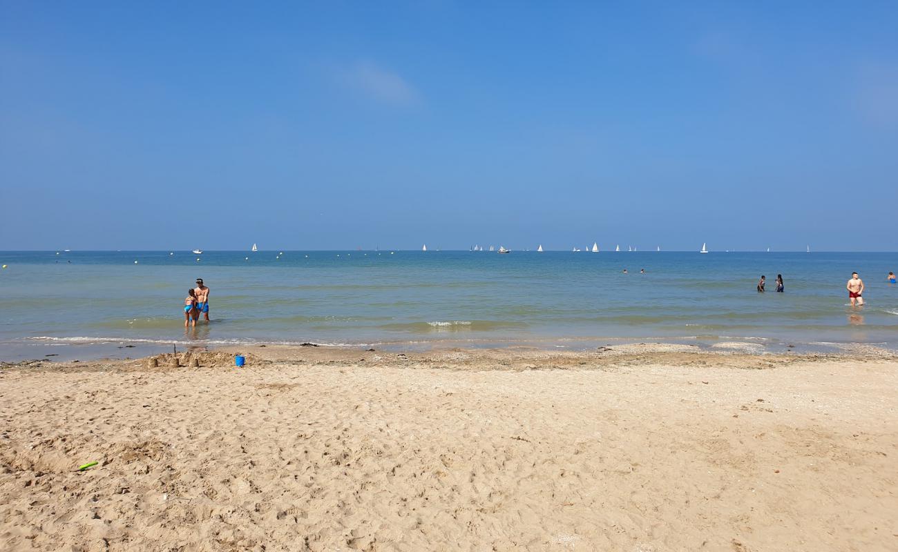 Foto af Deauville strand med lys sand overflade