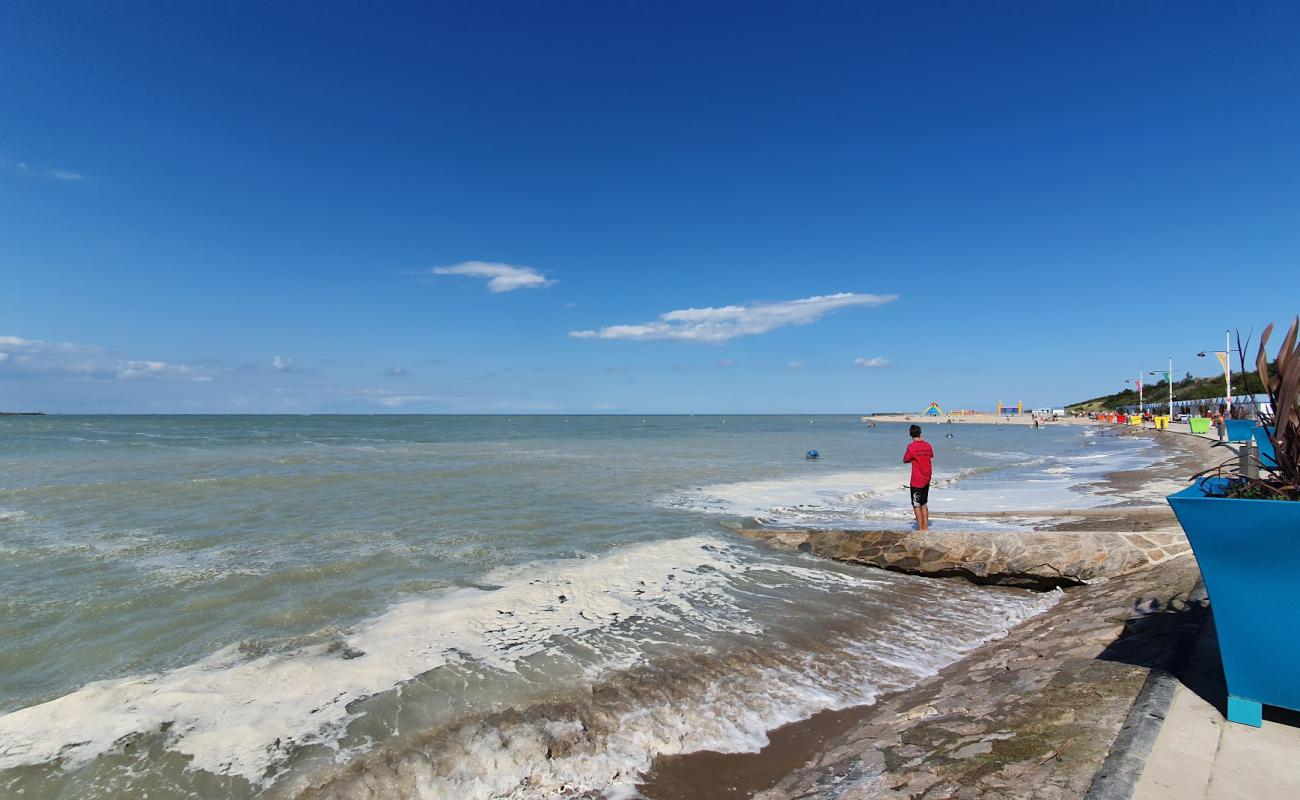 Foto af Petit-Fort-Philippe Beach med brunt sand overflade