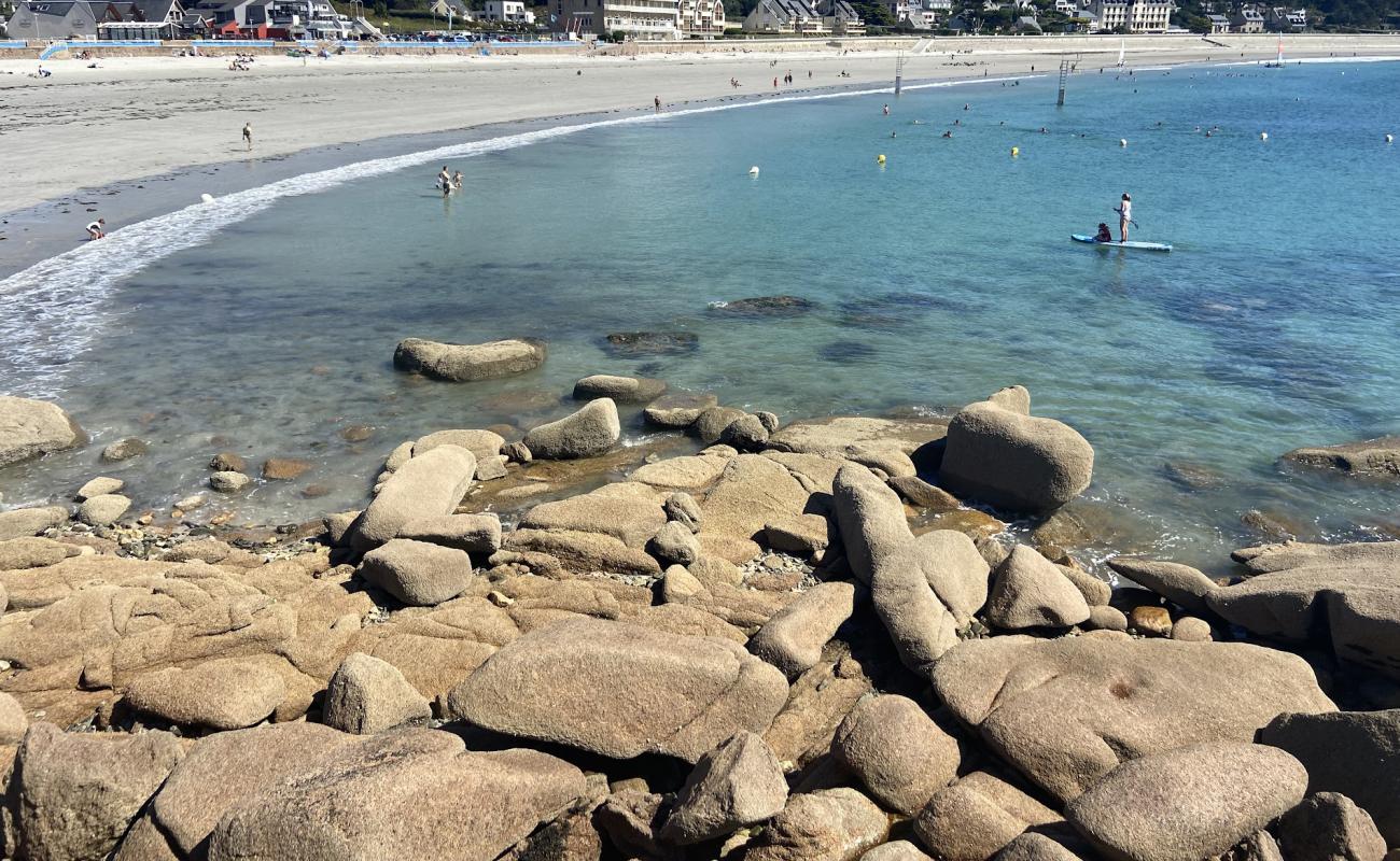 Foto af Trebeurden Strand med lys sand overflade