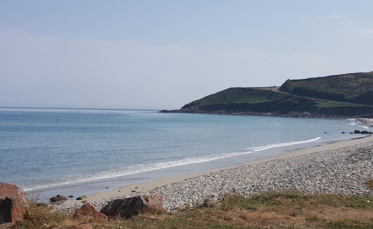 Foto af Plage de Plougasnou-Saint-Jean-du-Doigt med gråt sand og småsten overflade