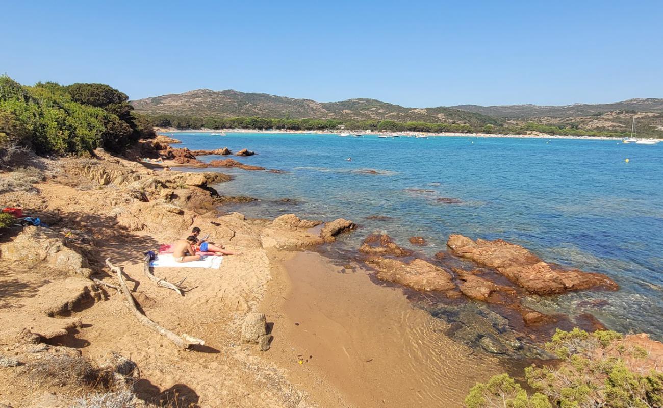 Foto af Plage Rouge de Rondinara med brun fin sten overflade