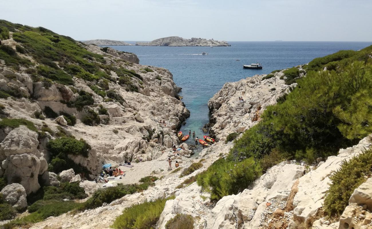 Foto af Calanque de la Mounine med sten overflade