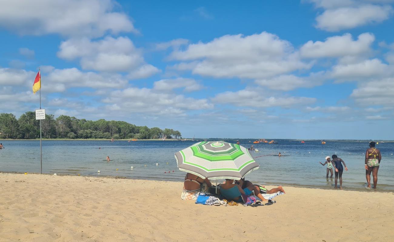 Foto af Beach Club Bombannes Aventures by UCPA med lys sand overflade