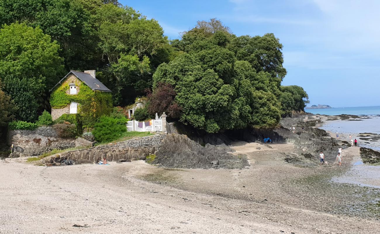 Foto af Plage du Chateau de Vaulerault med grå fin sten overflade