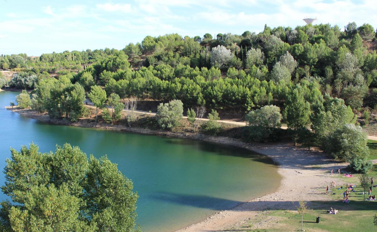 Foto af Plage du Lac du Cres med lyst sand & sten overflade