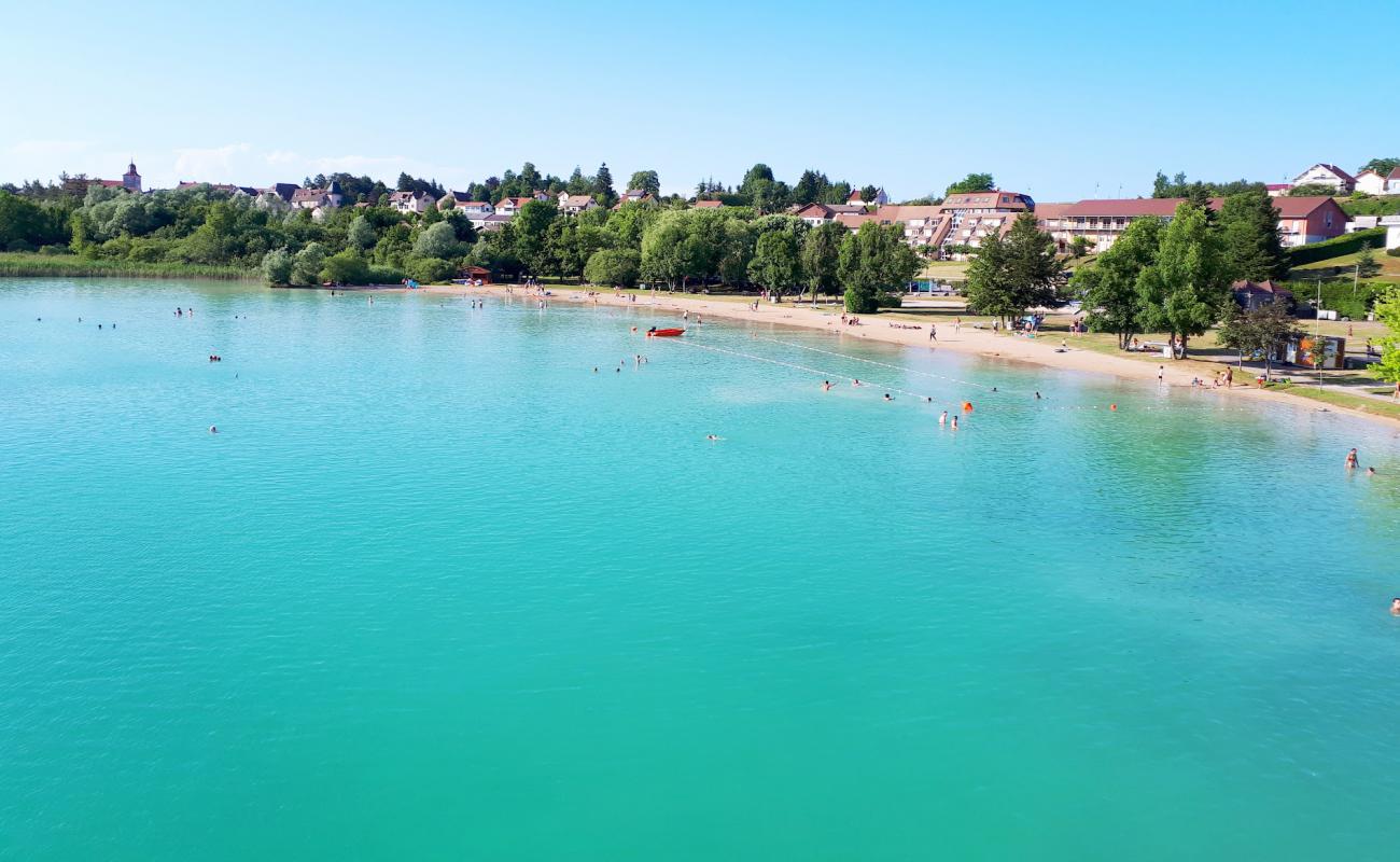 Foto af Plage Clairvaux les Lacs med lys sand overflade