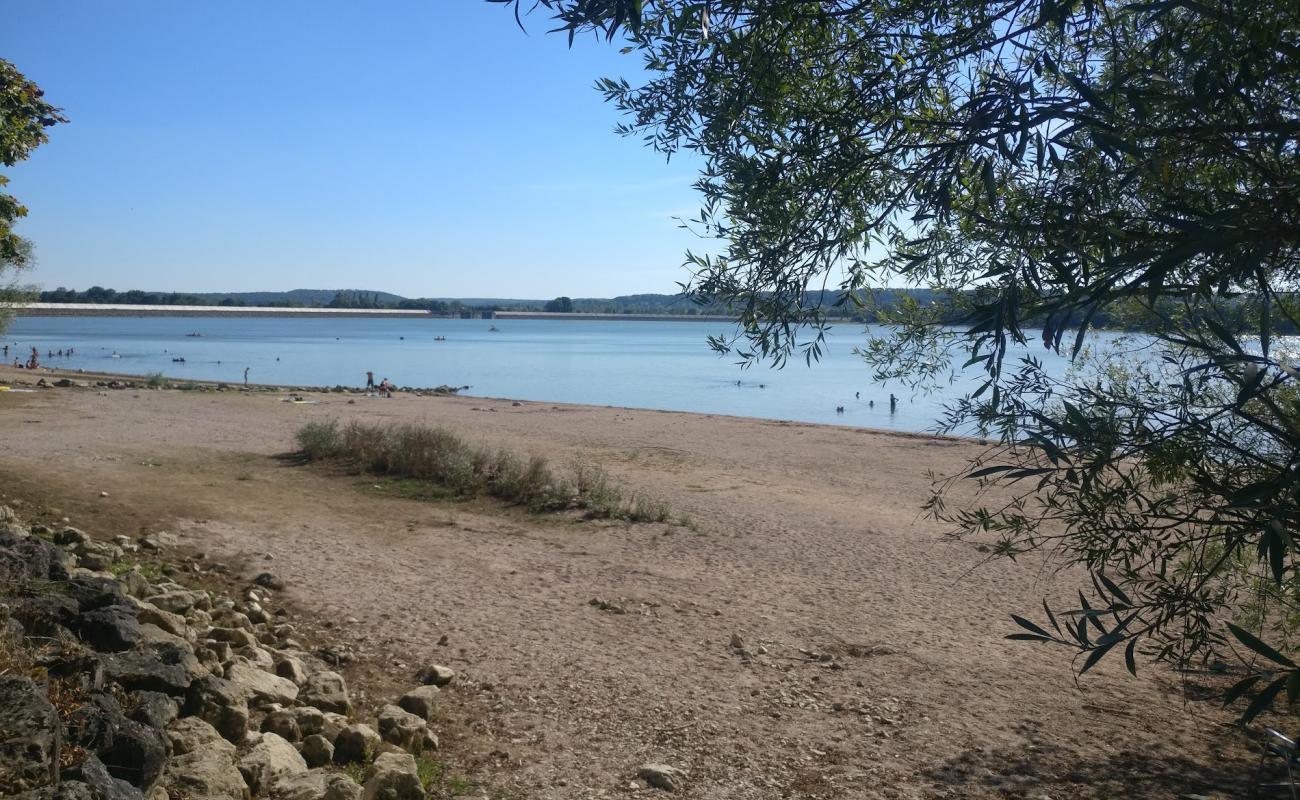 Foto af Plage du Lac de Villegusien med lys sand overflade