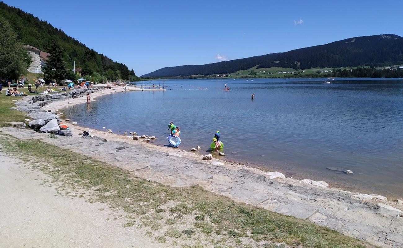 Foto af Plage du Lac des Rousses med let fin sten overflade