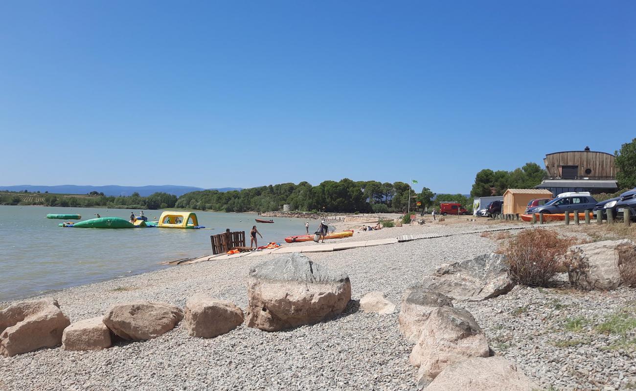 Foto af Plage du Lac de Jouarres med grå fin sten overflade