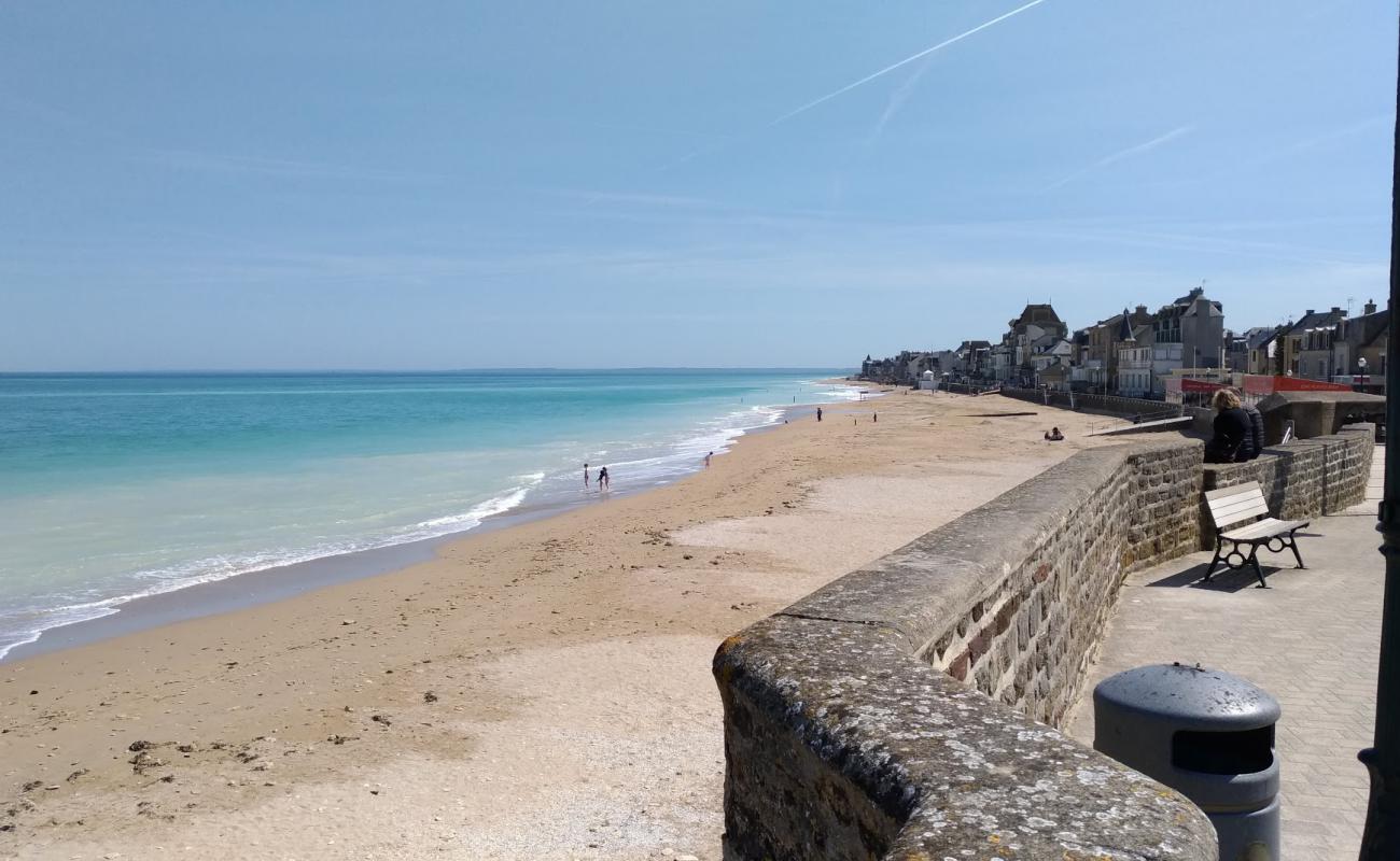 Foto af Plage de Bernieres-sur-Mer med lys sand overflade