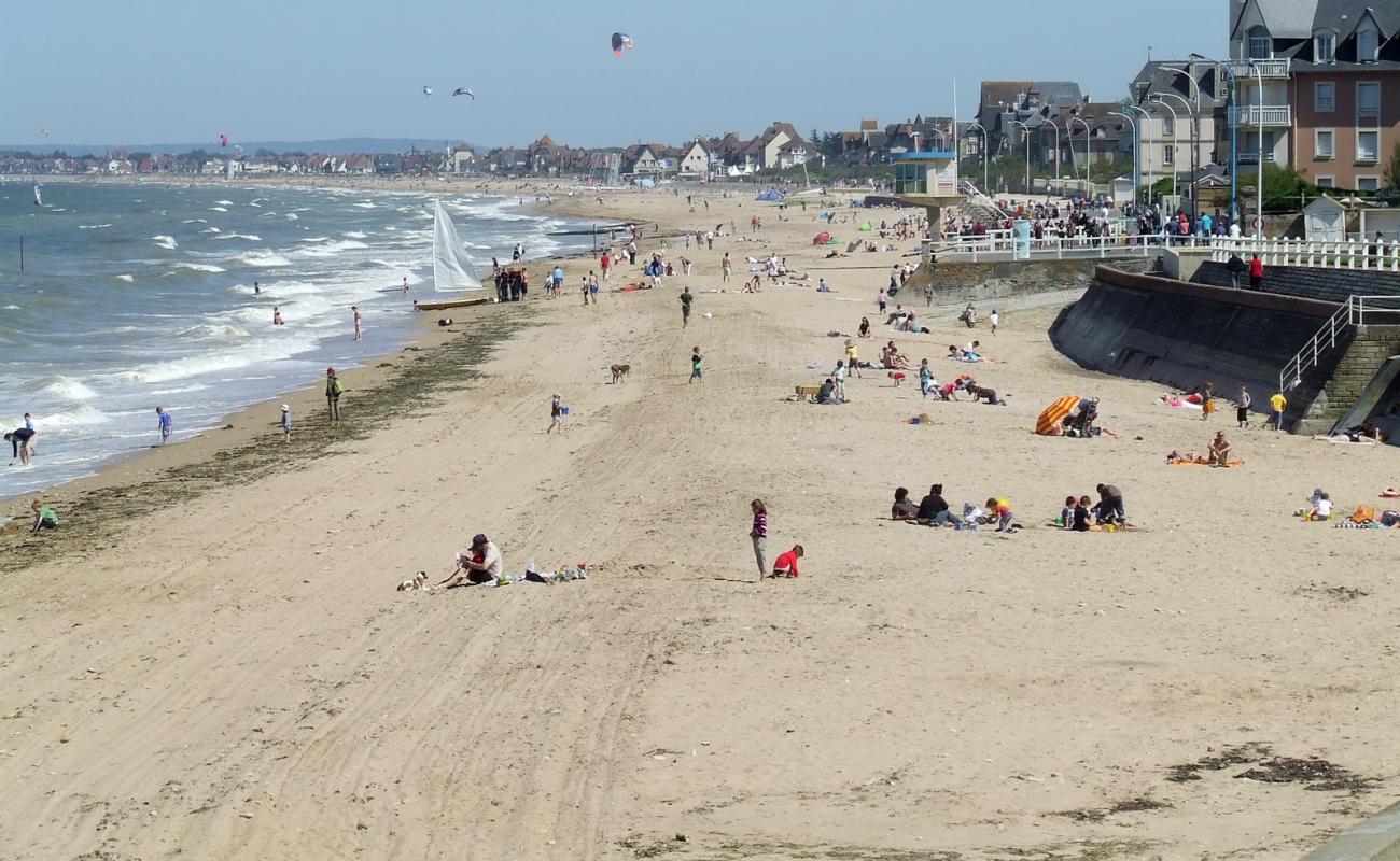 Foto af Plage de Lion-sur-Mer med lys sand overflade