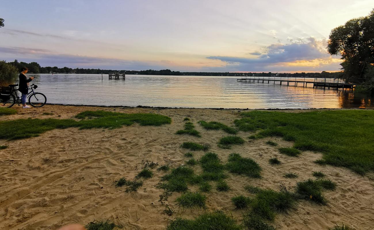 Foto af Erkner Beach med græs overflade