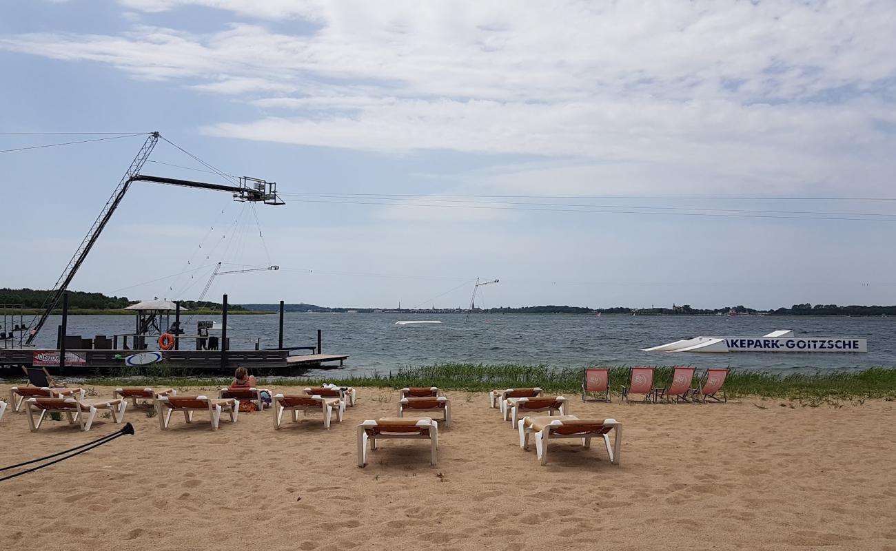 Foto af Agora Strand med græs overflade