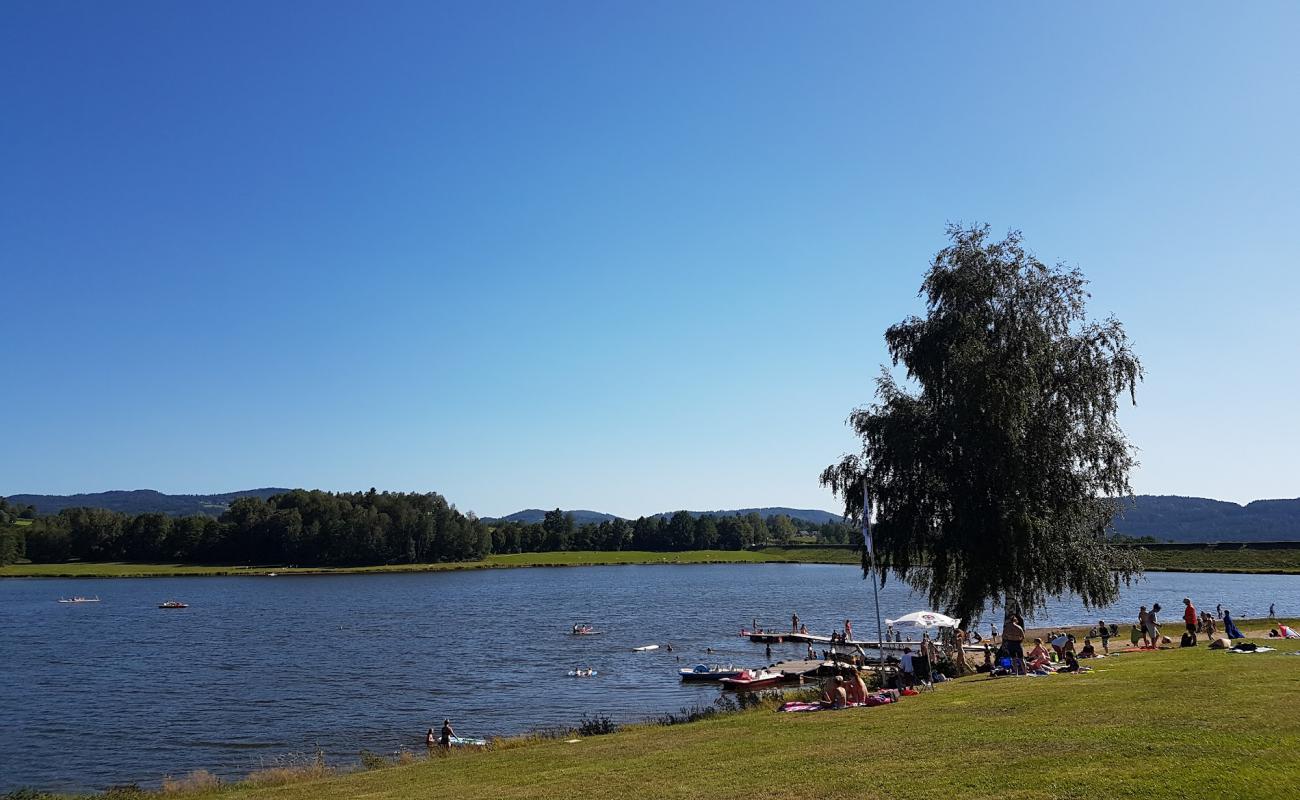 Foto af Perlseestrandbad med græs overflade