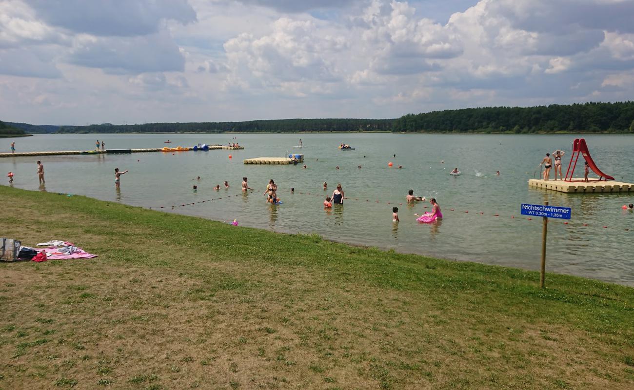 Foto af Strandbad Zeulenroda med græs overflade