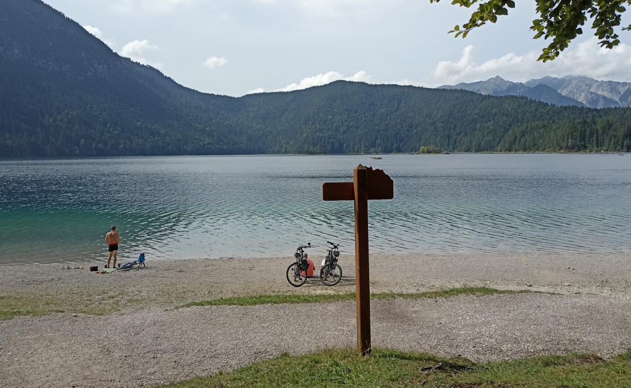 Foto af Sommer Beach med grå fin sten overflade