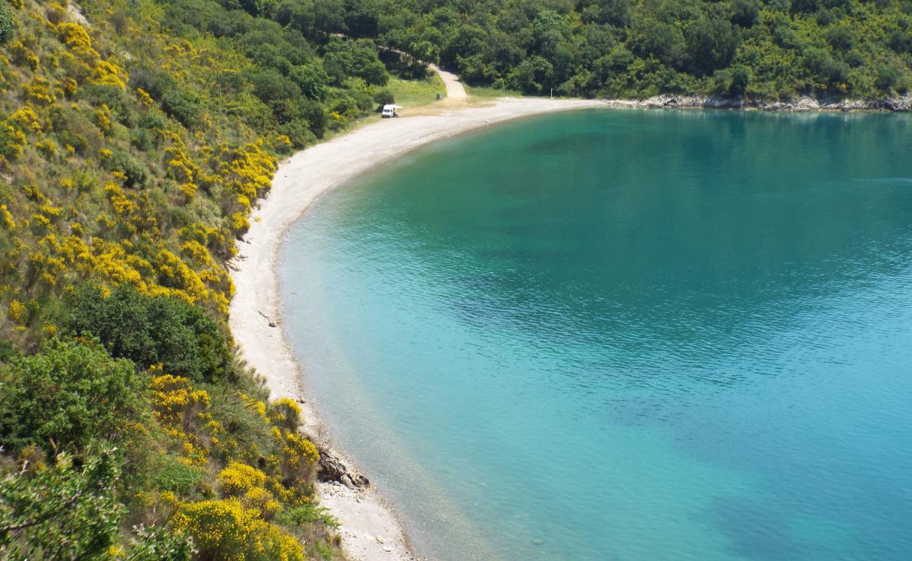 Foto af Stroggili beach med lyst sand & sten overflade