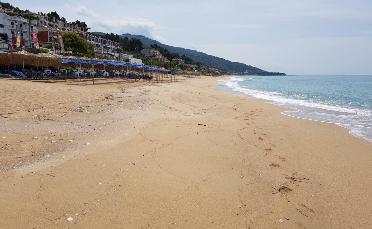 Foto af loutsas beach med lys sand overflade