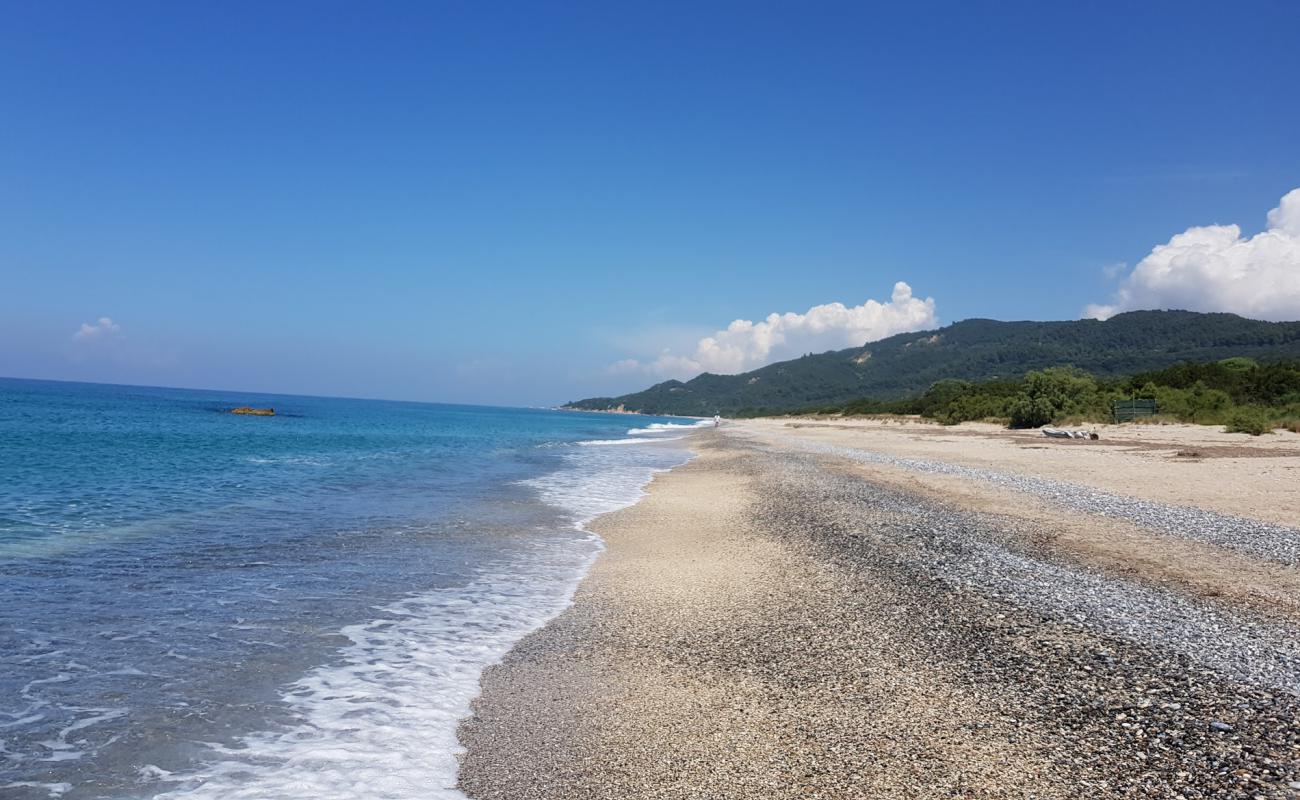 Foto af Lefka beach med let sand og småsten overflade