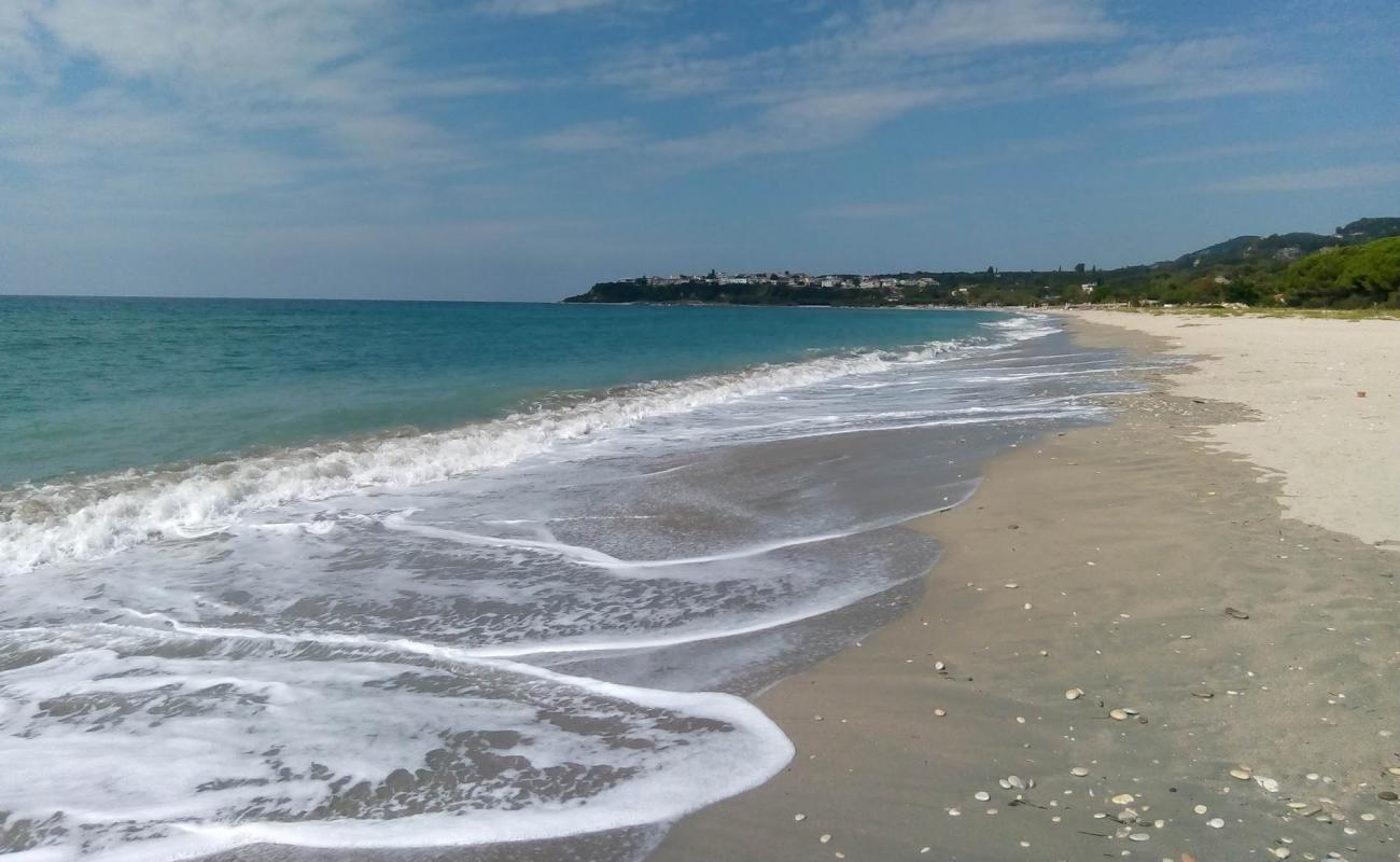 Foto af Kastrosykia beach med lys sand overflade