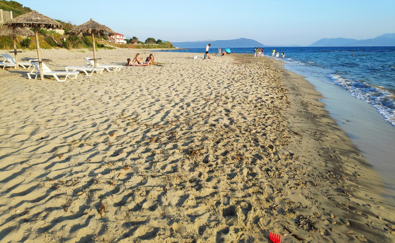 Foto af Alonaki beach med lys sand overflade