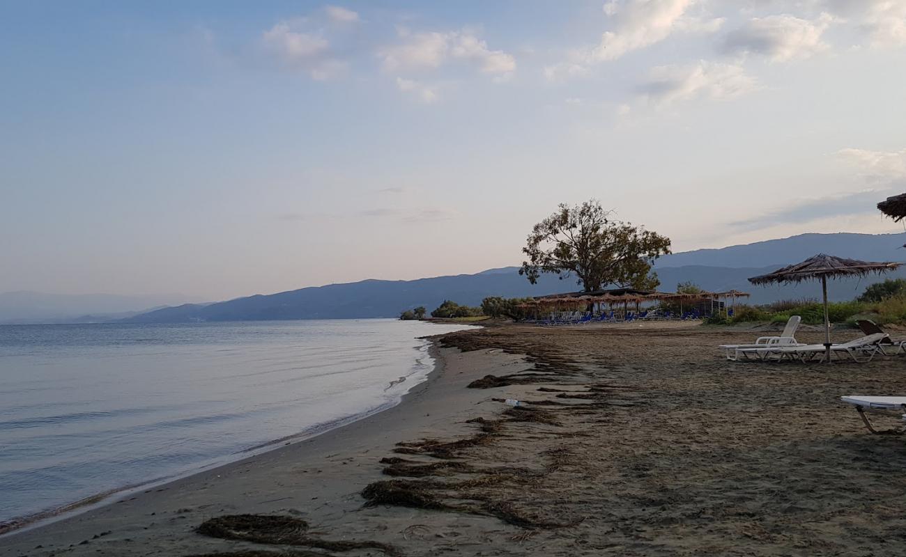 Foto af Arapis Beach med grå sand overflade