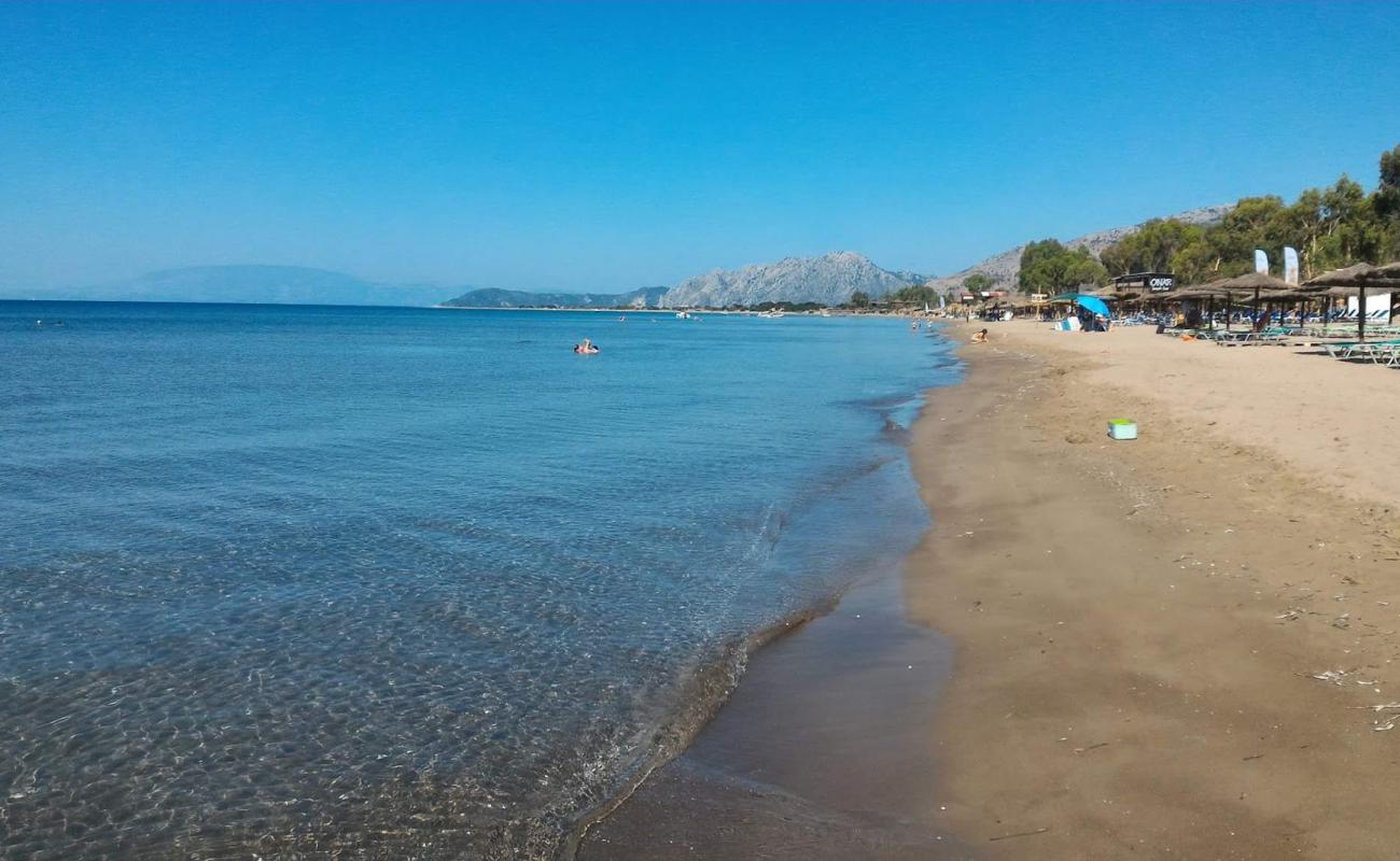 Foto af Louros beach med brunt sand overflade