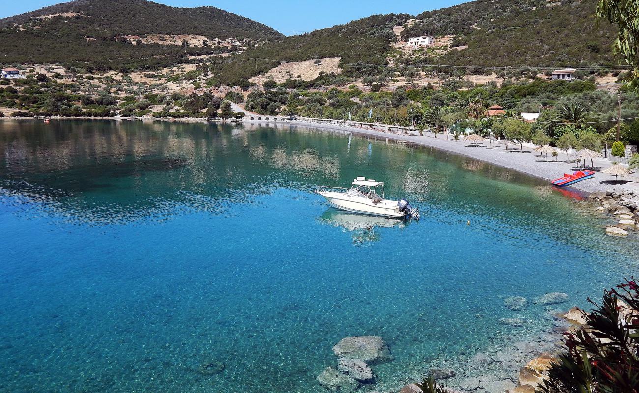 Foto af Agios Nikolaos beach med grå fin sten overflade