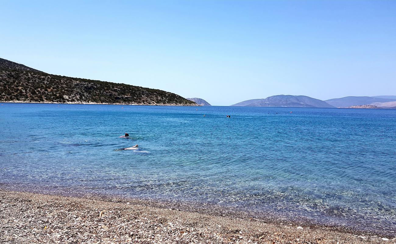 Foto af Alyki Beach med sort sand og småsten overflade