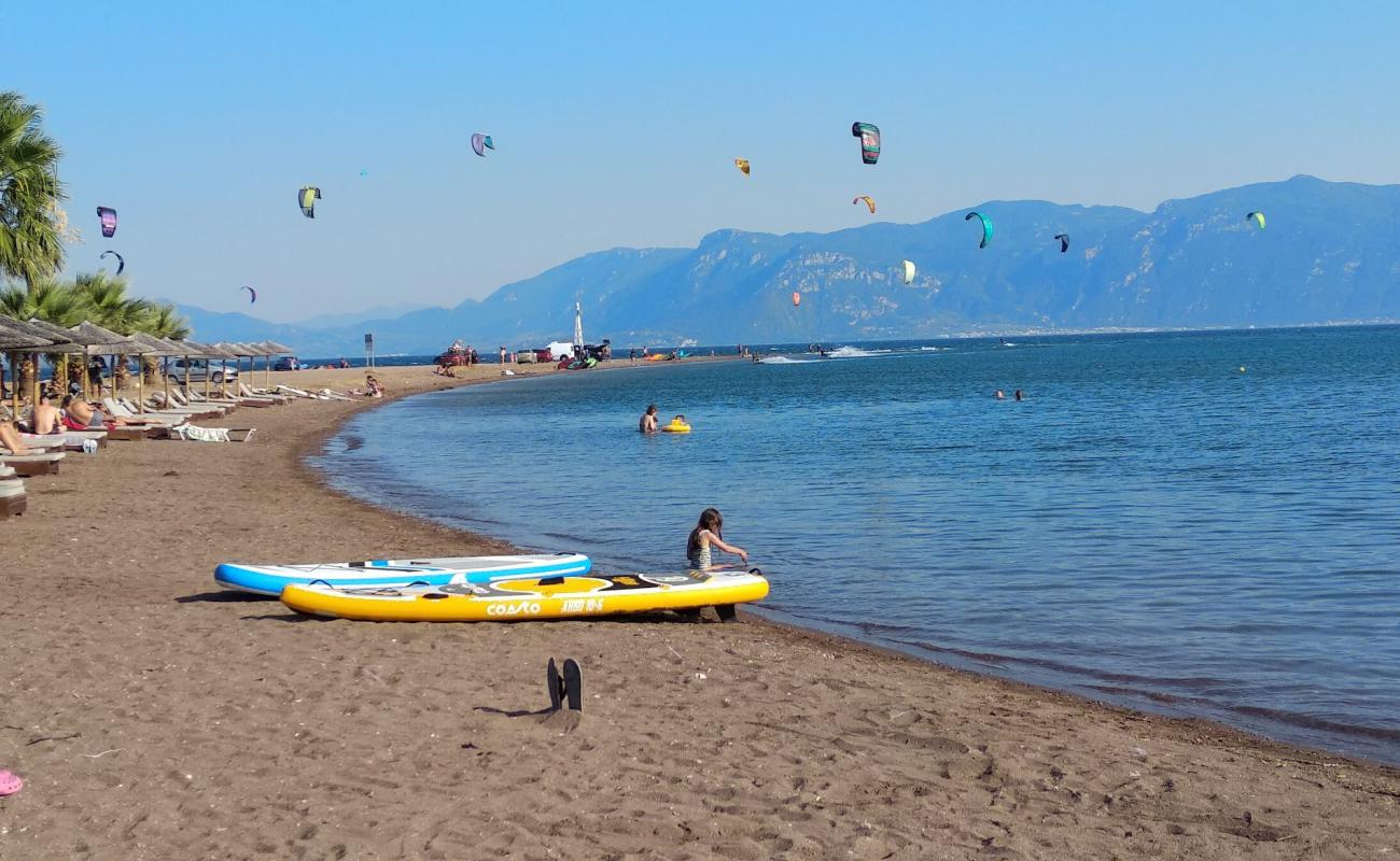 Foto af Raches faros beach med sort sand og småsten overflade