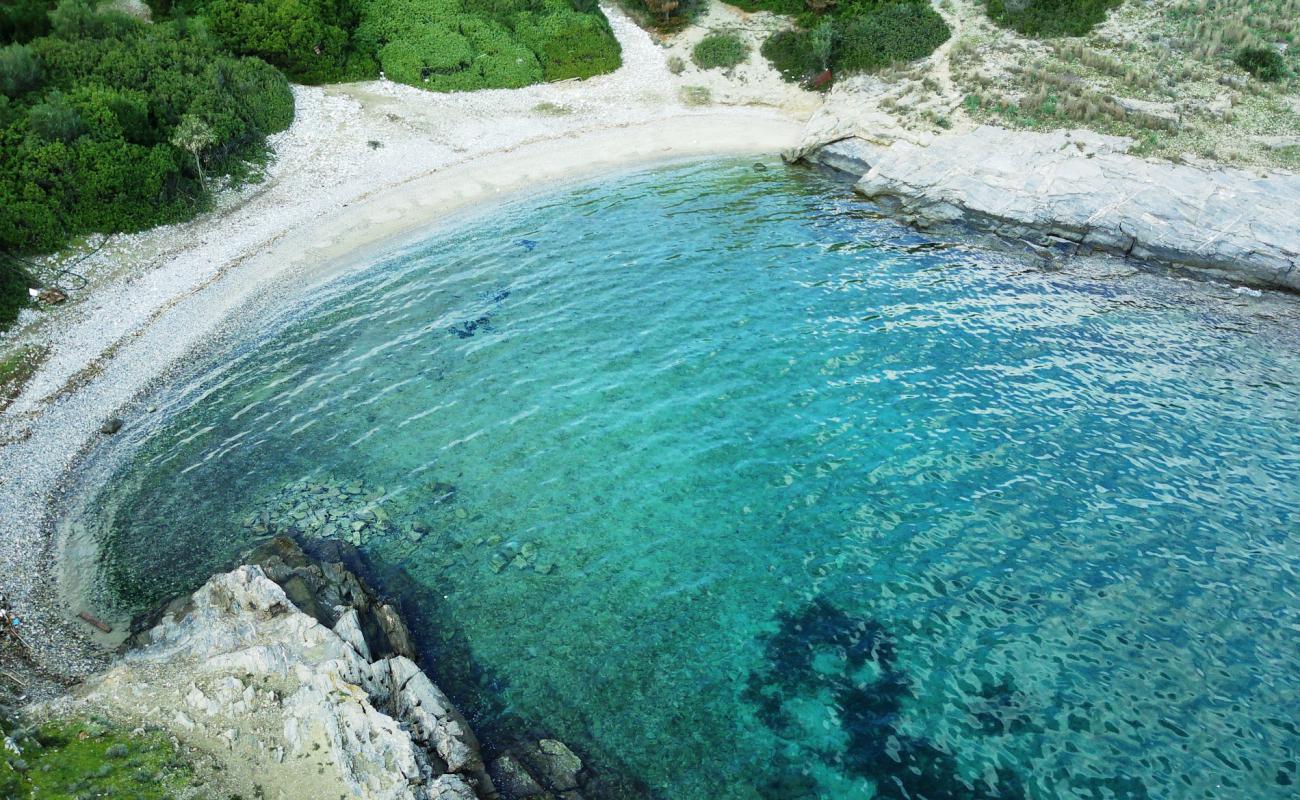 Foto af Ag. Stefanos beach med sort sand og småsten overflade