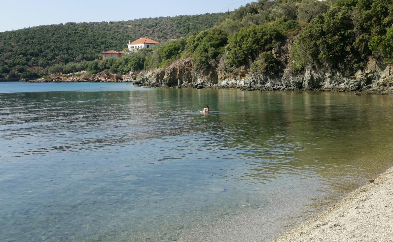 Foto af Mylos beach med sort sand og småsten overflade