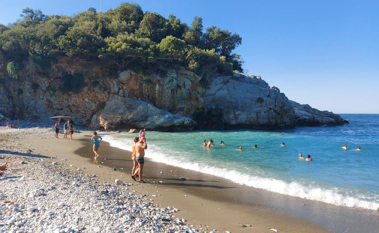 Foto af Damouchari beach med hvidt sand og småsten overflade