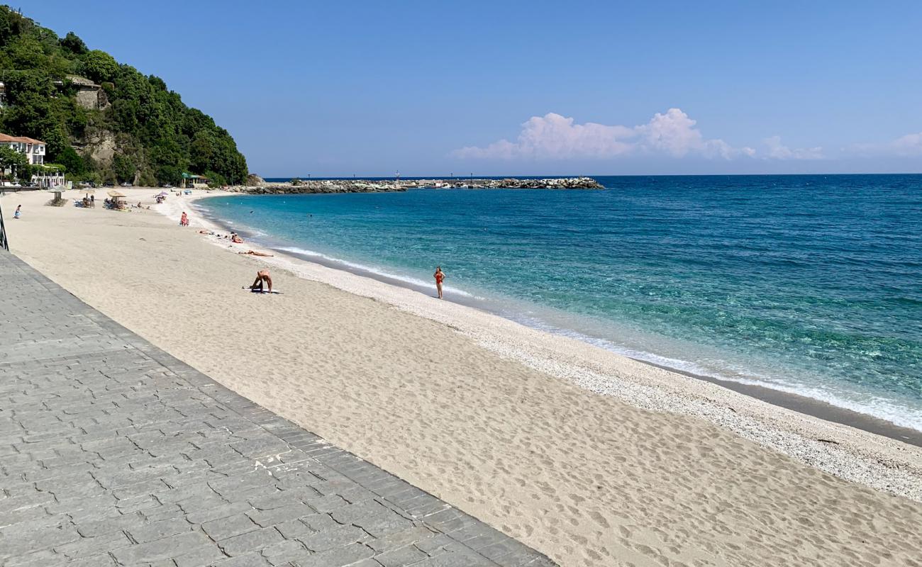 Foto af Agios Ioannis beach med hvidt sand overflade