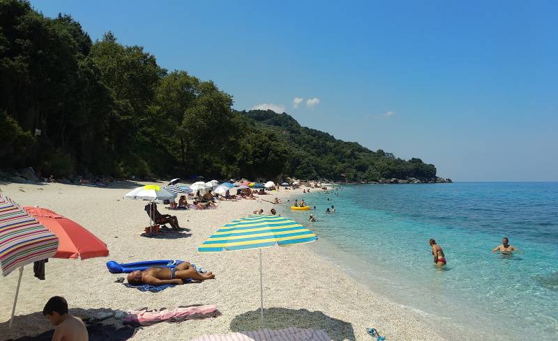 Foto af Plaka beach med let fin sten overflade