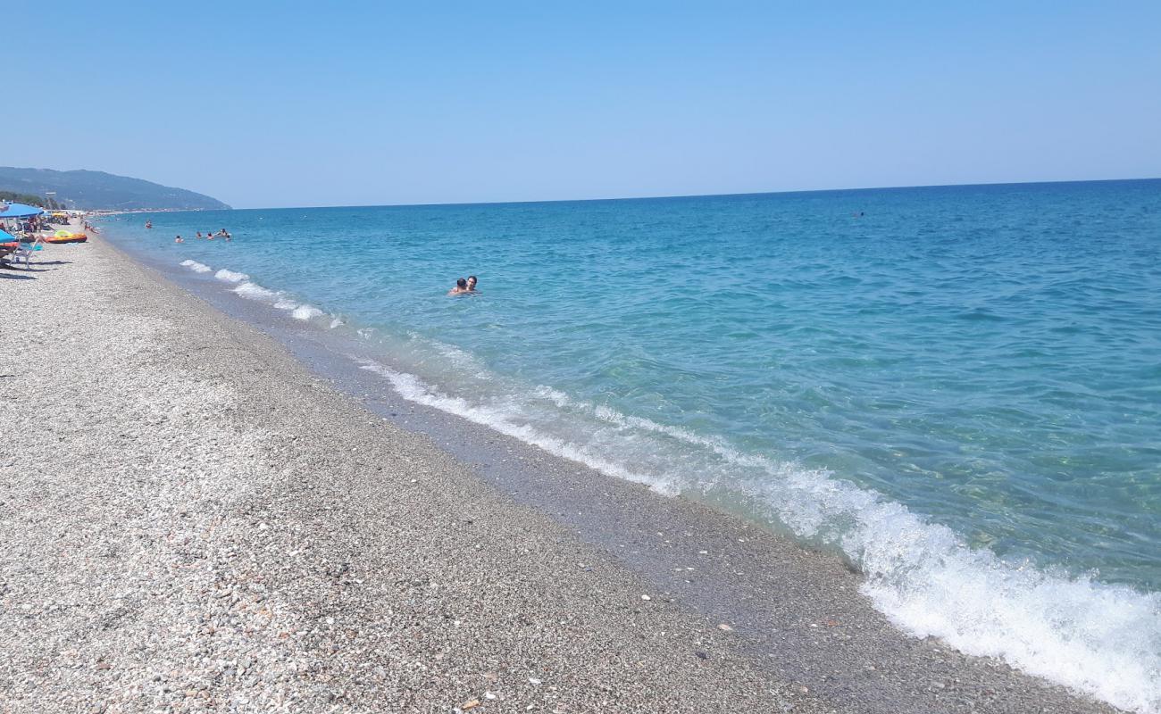 Foto af Agiokampos beach med lys sand overflade