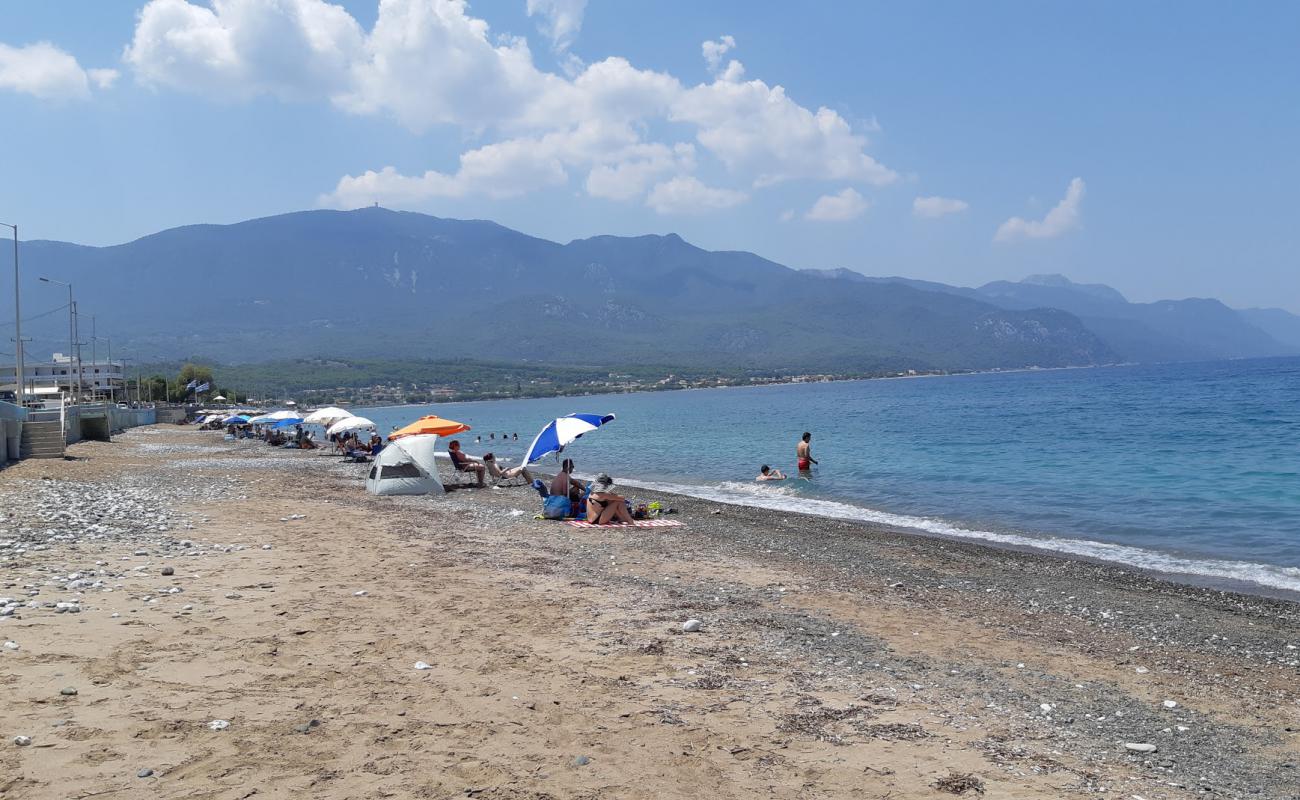 Foto af Alepochori beach med sort sand og småsten overflade