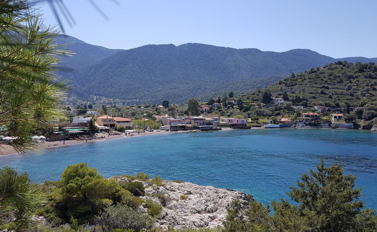 Foto af Agios Sotira beach med brun fin sten overflade