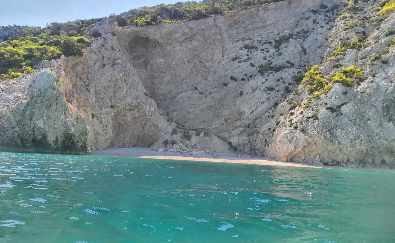 Foto af X-Beach med let fin sten overflade