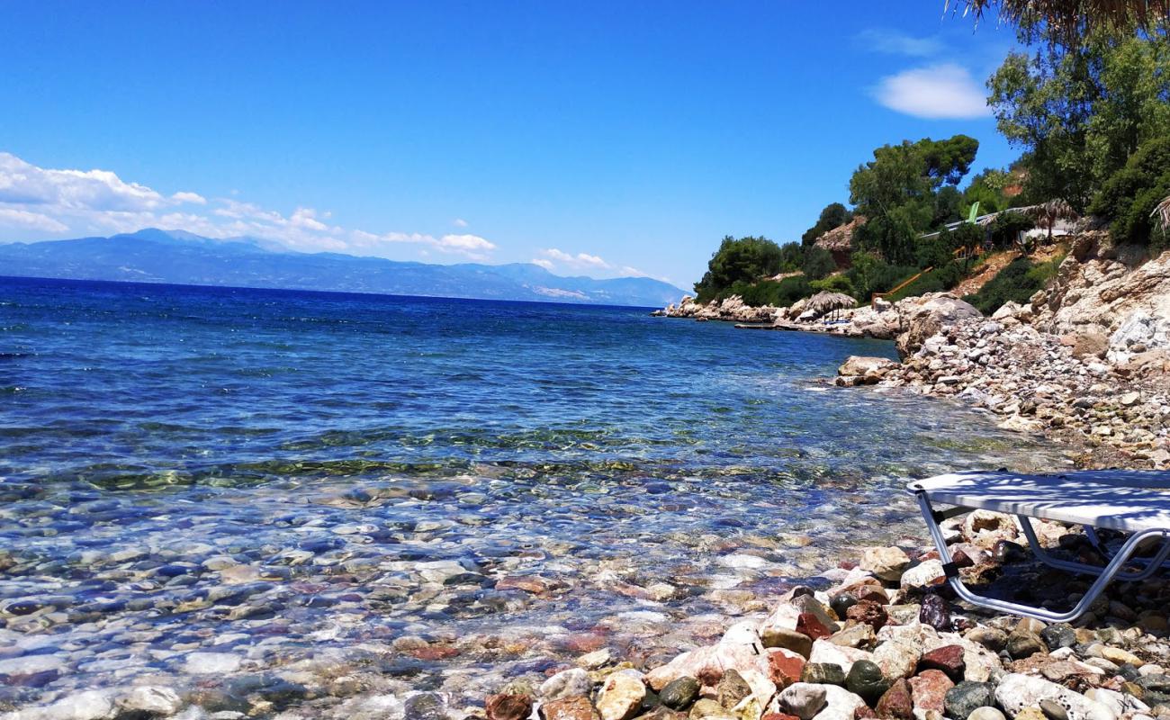 Foto af Loutraki-Perachora road beach 2 med grå sten overflade