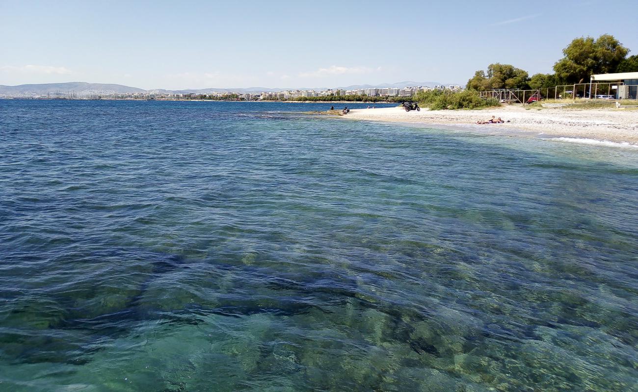 Foto af Agios Kosmas med sort sand og småsten overflade