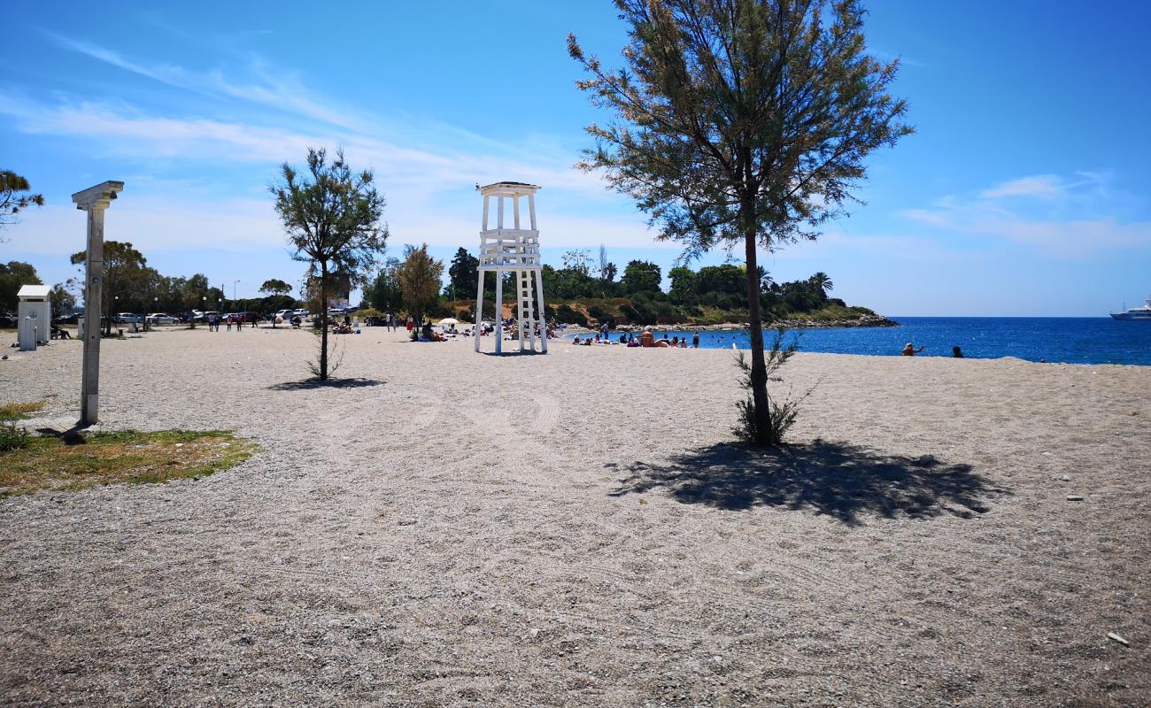 Foto af Glyfada II med sort sand og småsten overflade