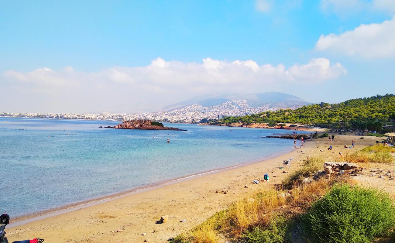 Foto af Kavouri beach med brunt sand overflade