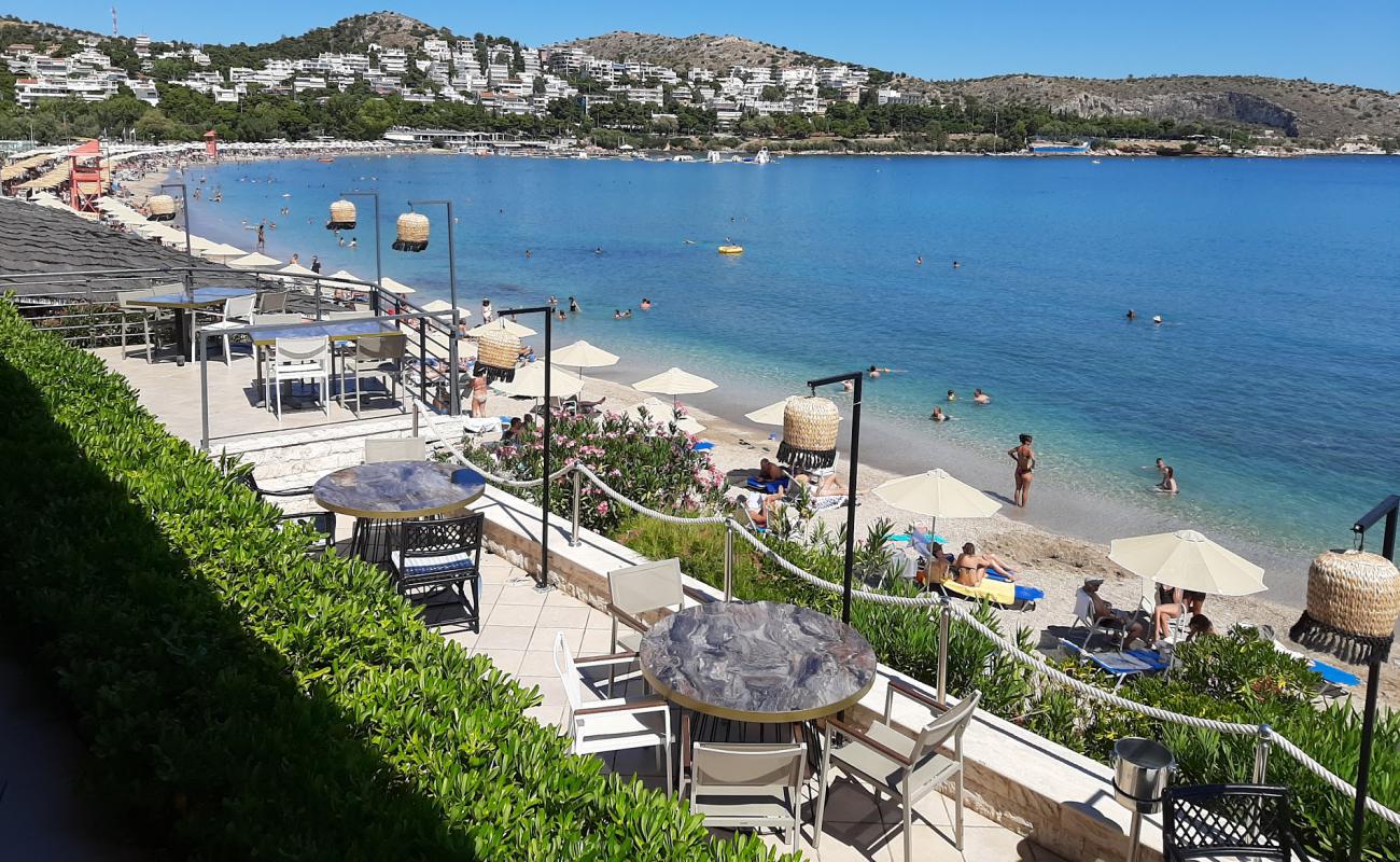 Foto af Akti Vouliagmenis beach med grå sand overflade