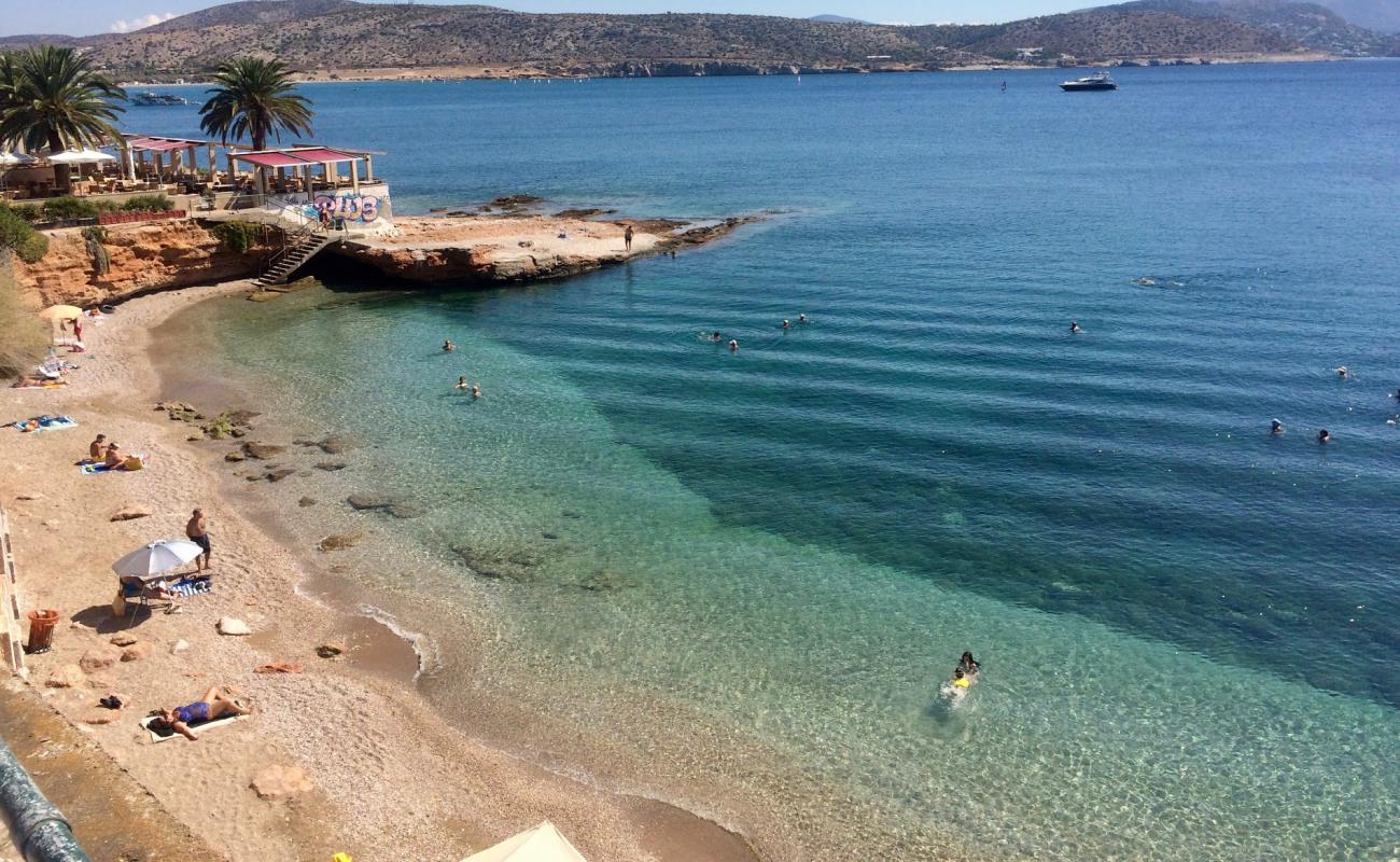 Foto af Varkiza mini beach med brunt sand overflade