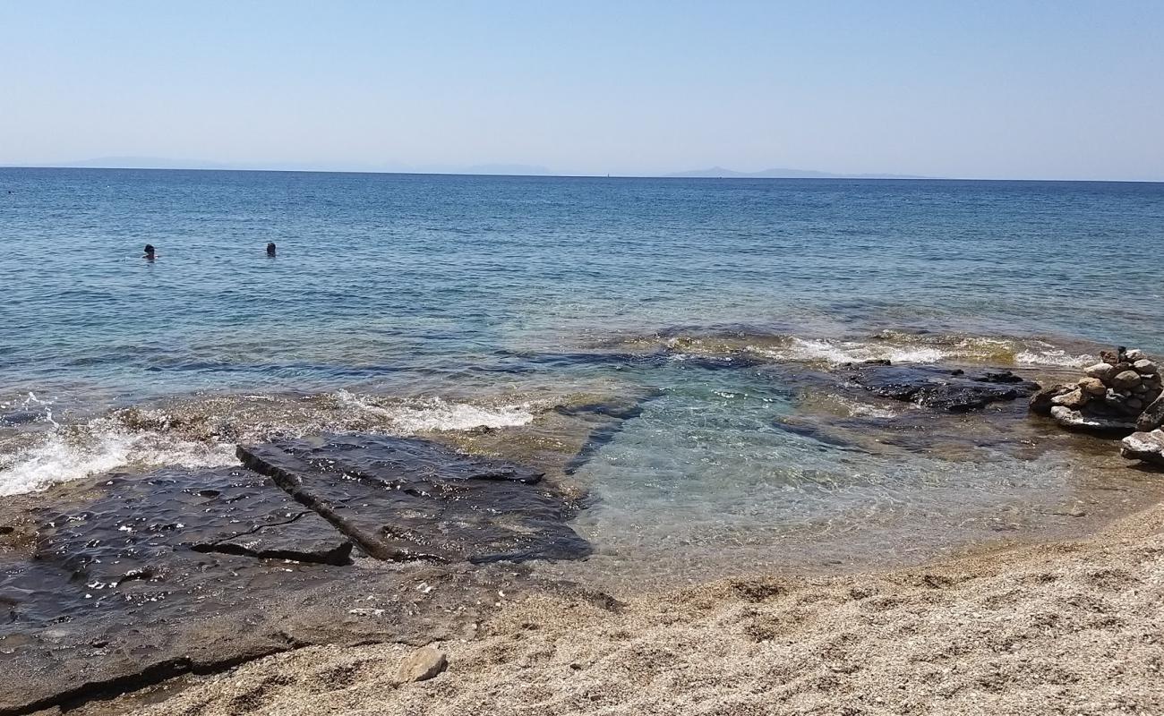 Foto af Paralia Thimari III med let fin sten overflade