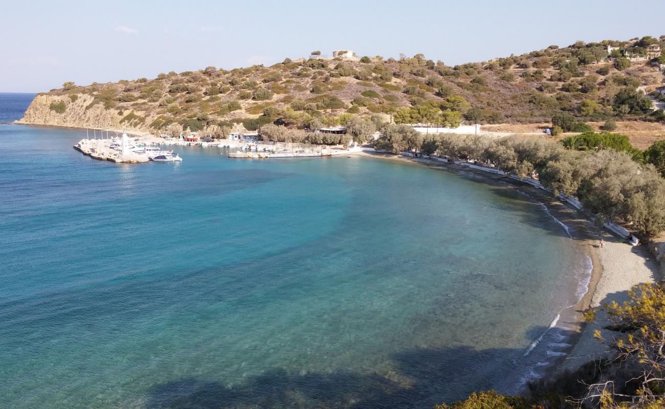 Foto af Patitiri beach med sort sand og småsten overflade