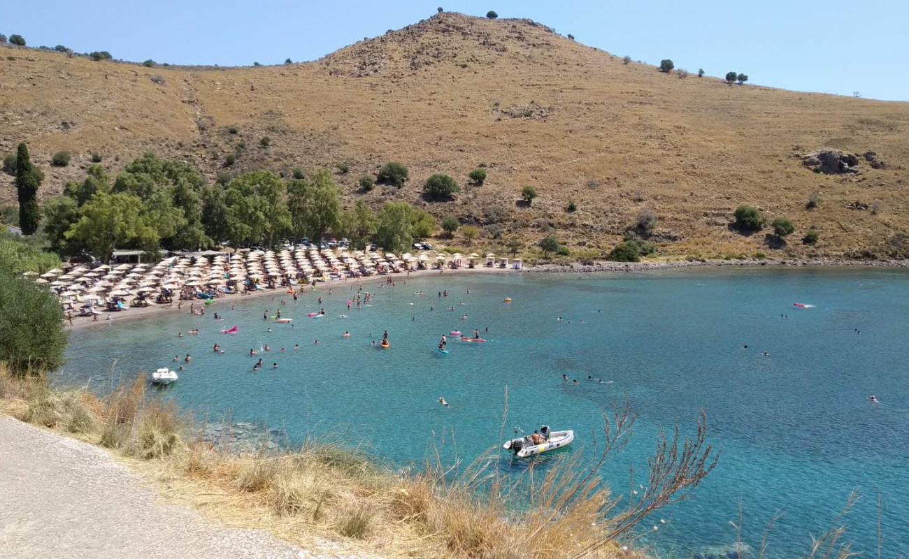 Foto af Paralia Klima bakket op af klipperne