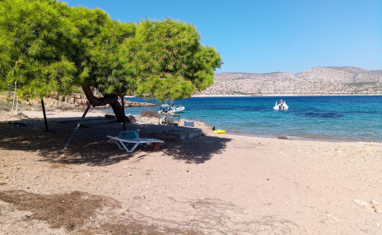 Foto af Paralia Patroklou IV med brunt sand og sten overflade