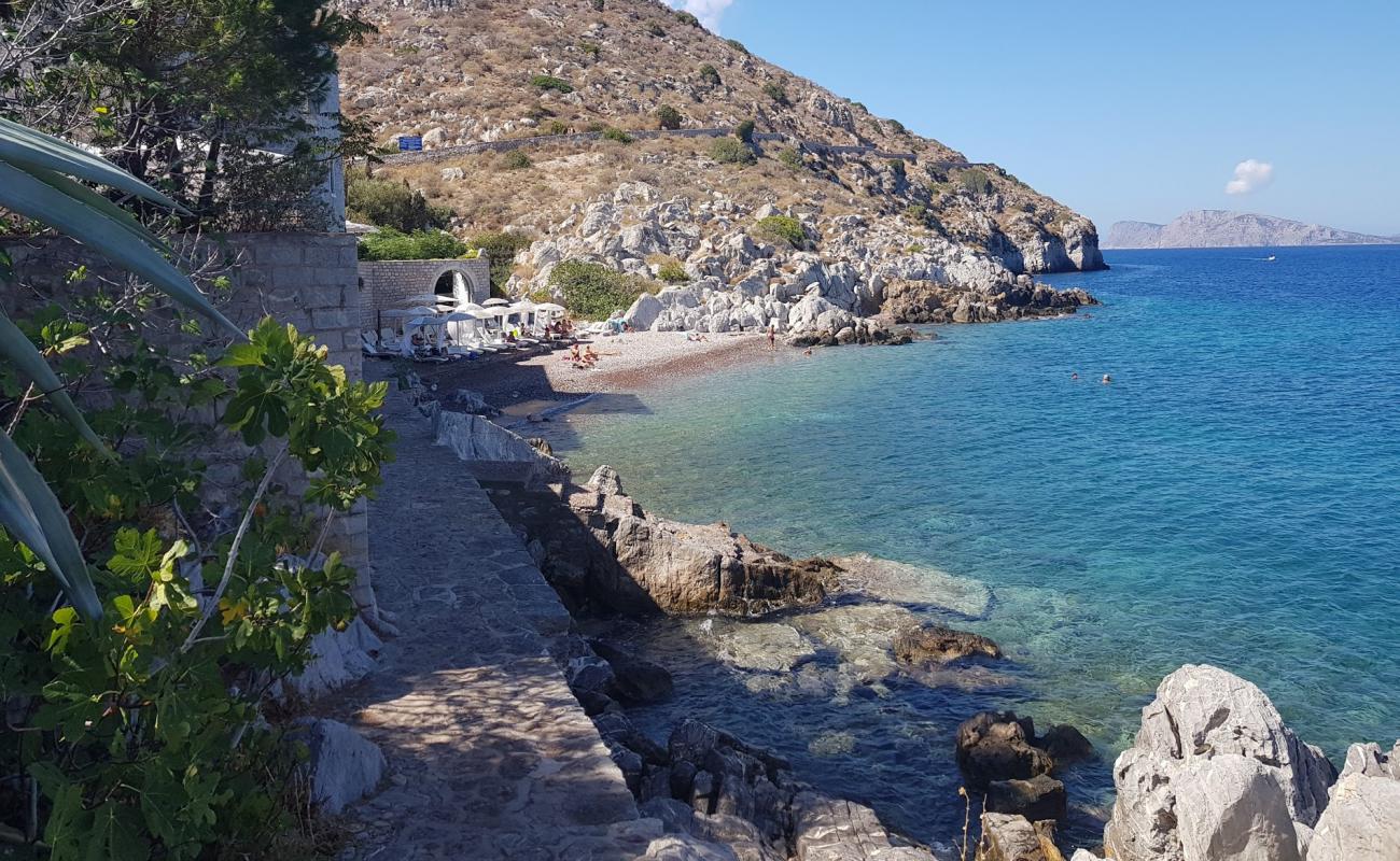 Foto af Kamini Beach med brun sten overflade